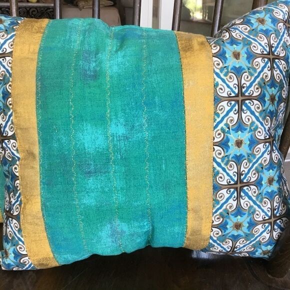 CLOSEOUT SALE $20 NWT Set of Two Handcrafted Quilted Pillows - Picture 5 of 9